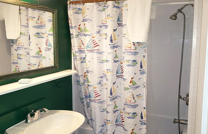 White Lamb Cottage bathroom