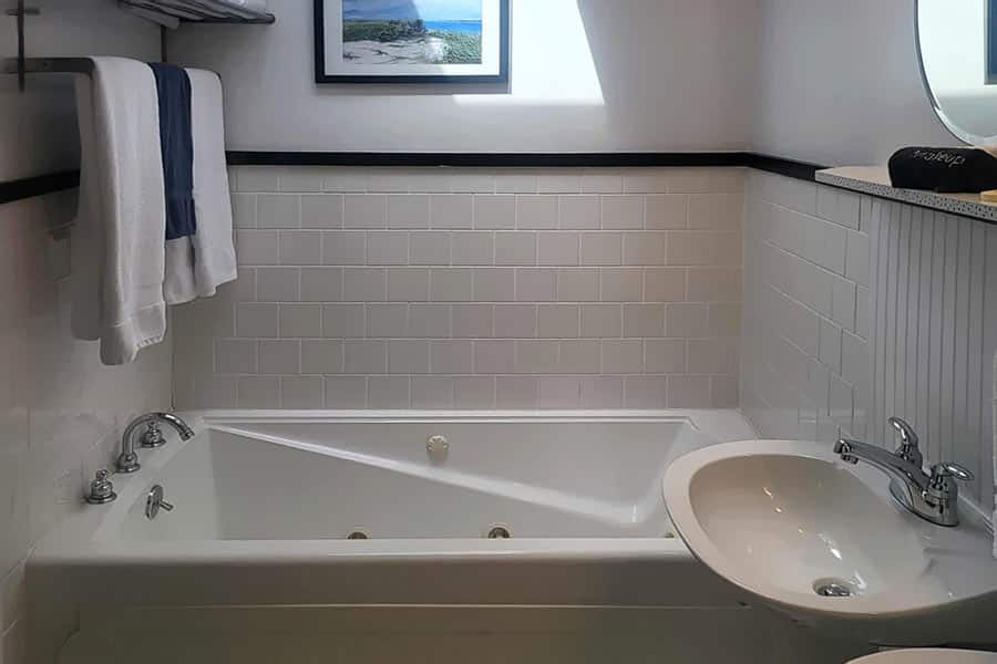 Cottage 7 bathroom tub